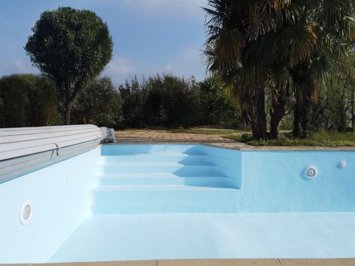 Piscine avec son nouveau revêtement en résine armée bleu clair